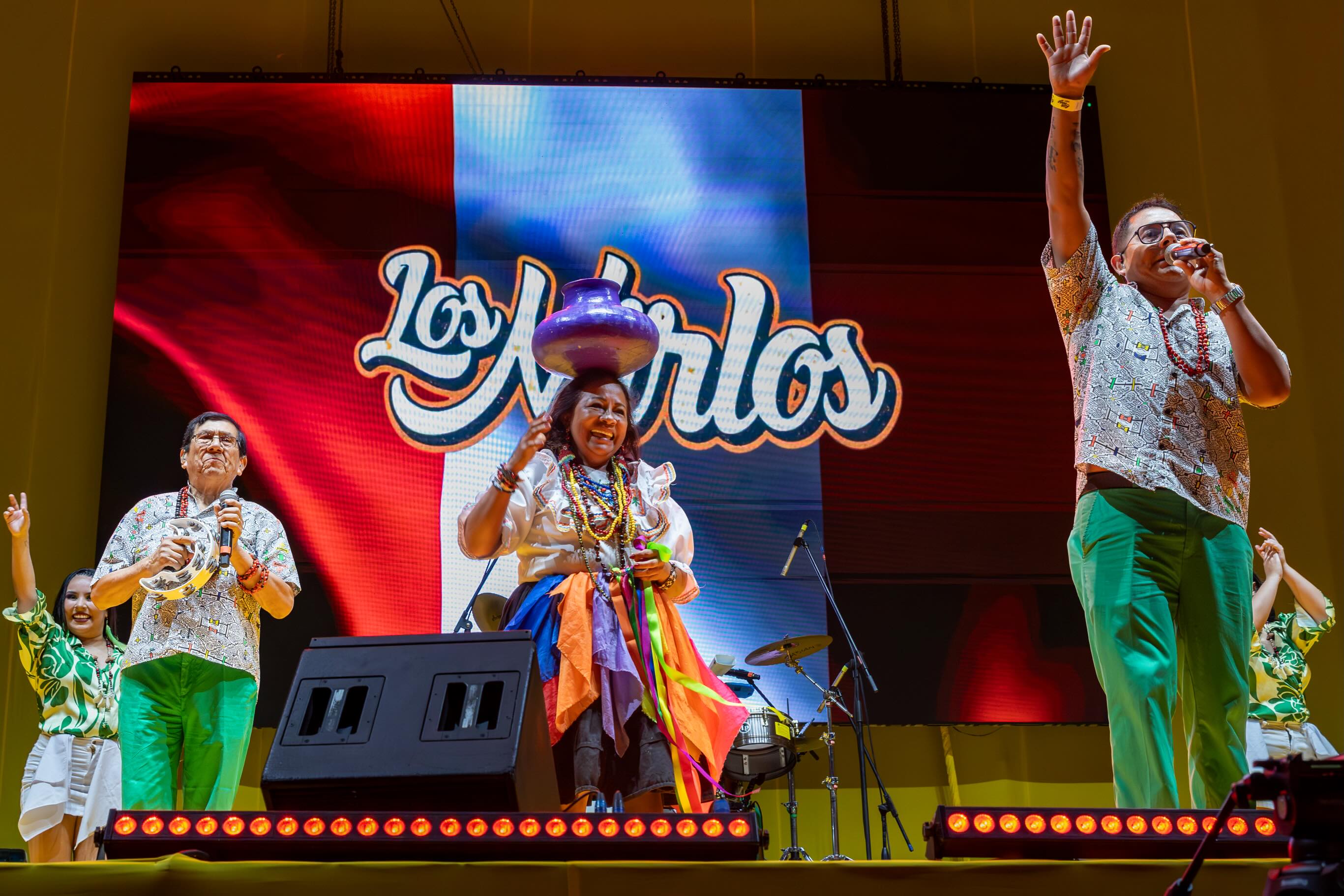 Los Mirlos